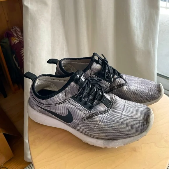 Nike Running Shoes - Picture 1 of 9